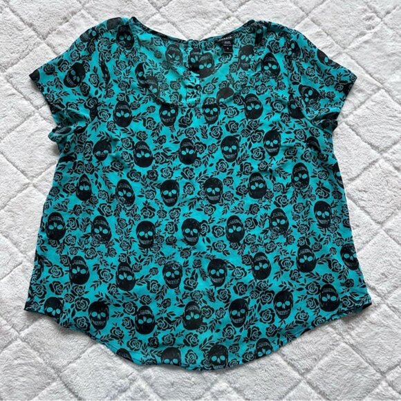 Torrid | Blue & Black Skull Print Chiffon Short Sleeve Blouse | Size 0 - Picture 2 of 12